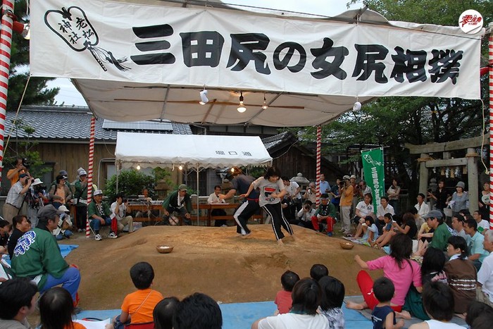 Các nữ sinh Nhật Bản tập sumo. Sumo là môn võ truyền thống của người Nhật.